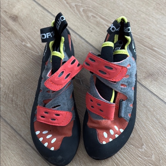 La Sportiva Women’s Climbing Shoes - Red and Black - Picture 2 of 3